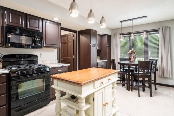 32 Shadow Ridge, ROCKFORD, Illinois 61107, 3 Bedrooms Bedrooms, ,2 BathroomsBathrooms,House,For Sale,Shadow Ridge,202602744