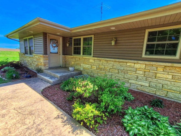 7009 Pearl City, FREEPORT, Illinois 61032, 3 Bedrooms Bedrooms, ,1 BathroomBathrooms,House,For Sale,Pearl City,202602774