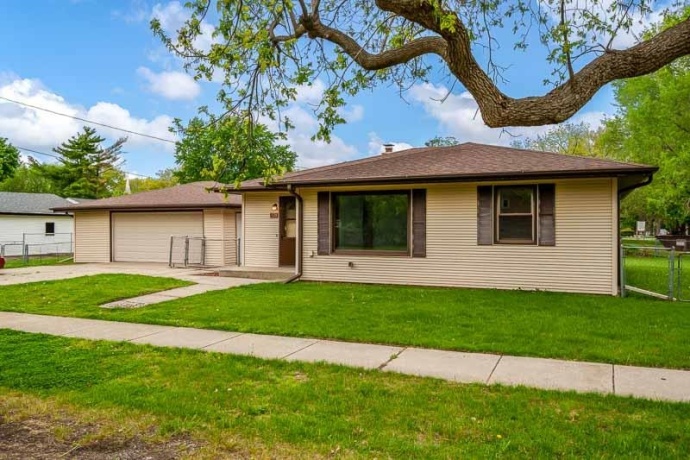 320 MARSHALL, BELVIDERE, Illinois 61008, 3 Bedrooms Bedrooms, ,1 BathroomBathrooms,House,For Sale,MARSHALL,202602776