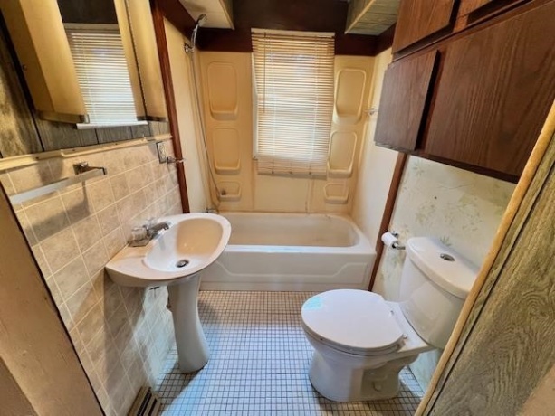 913 15th, FREEPORT, Illinois 61032, 2 Bedrooms Bedrooms, ,1 BathroomBathrooms,House,For Sale,15th,202602777