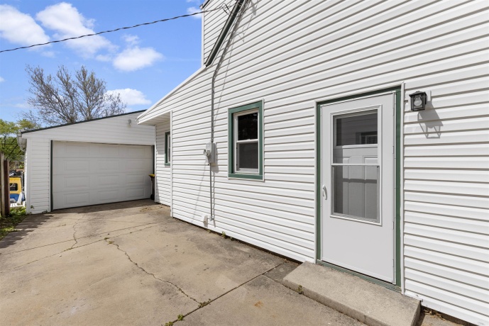 1904 Pearl, ROCKFORD, Illinois 61103, 4 Bedrooms Bedrooms, ,2 BathroomsBathrooms,House,For Sale,Pearl,202602829