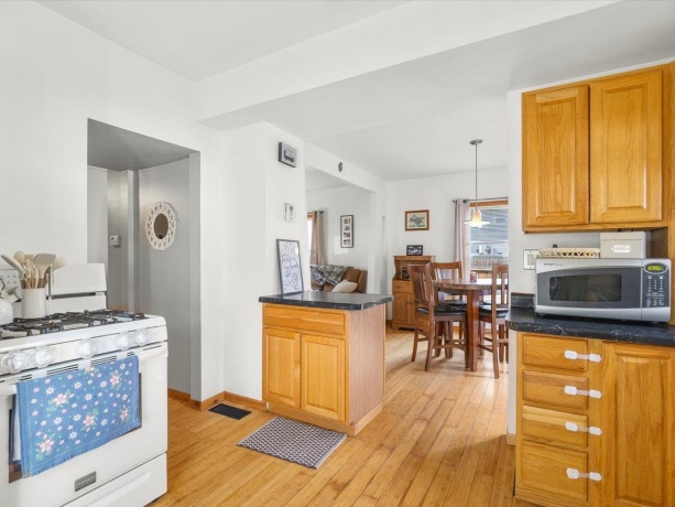131 8th, SOUTH BELOIT, Illinois 61080, 2 Bedrooms Bedrooms, ,1 BathroomBathrooms,House,For Sale,8th,202602857