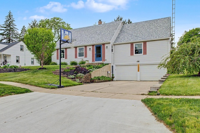 1334 Blackhawk, FREEPORT, Illinois 61032, 4 Bedrooms Bedrooms, ,2 BathroomsBathrooms,House,For Sale,Blackhawk,202602503