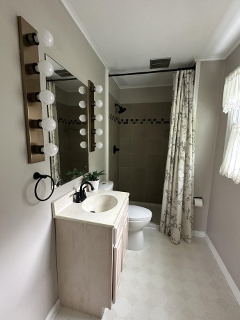 253 Park Crest Dr, FREEPORT, Illinois 61032, 4 Bedrooms Bedrooms, ,2 BathroomsBathrooms,House,For Sale,Park Crest Dr,202602449