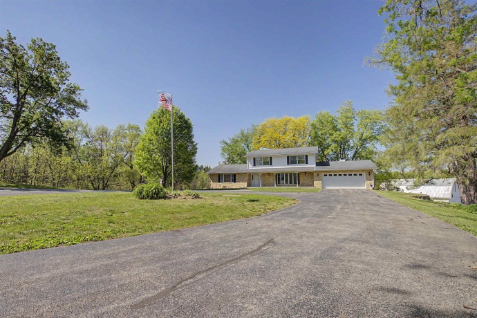 17380 Corbett, MOUNT CARROLL, Illinois 61053, 6 Bedrooms Bedrooms, ,3 BathroomsBathrooms,Farm,For Sale,Corbett,202602896