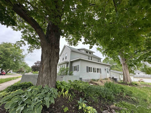 2905 Pershing, CLINTON, Iowa 52732, 3 Bedrooms Bedrooms, ,1 BathroomBathrooms,House,For Sale,Pershing,202602848