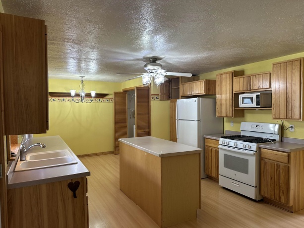 2905 Pershing, CLINTON, Iowa 52732, 3 Bedrooms Bedrooms, ,1 BathroomBathrooms,House,For Sale,Pershing,202602848