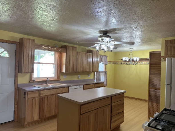 2905 Pershing, CLINTON, Iowa 52732, 3 Bedrooms Bedrooms, ,1 BathroomBathrooms,House,For Sale,Pershing,202602848