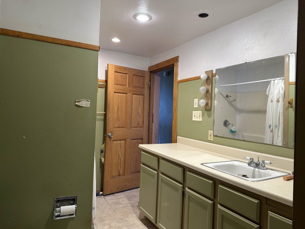 522 2ND AVE SOUTH, CLINTON, Iowa 52732, 3 Bedrooms Bedrooms, ,1 BathroomBathrooms,House,For Sale,2ND AVE SOUTH,202602898
