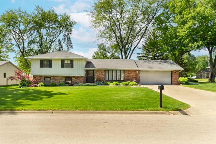 1505 Lakewood, MENDOTA, Illinois 61342, 4 Bedrooms Bedrooms, ,2 BathroomsBathrooms,House,For Sale,Lakewood,202602845