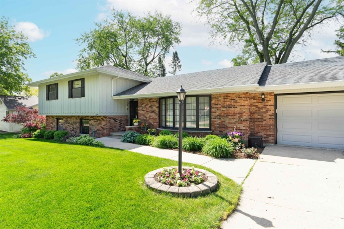 1505 Lakewood, MENDOTA, Illinois 61342, 4 Bedrooms Bedrooms, ,2 BathroomsBathrooms,House,For Sale,Lakewood,202602845