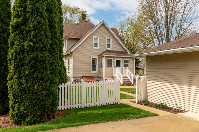 408 1st North, Wenona, Illinois 61377, 4 Bedrooms Bedrooms, ,2 BathroomsBathrooms,House,For Sale,1st North,202602094