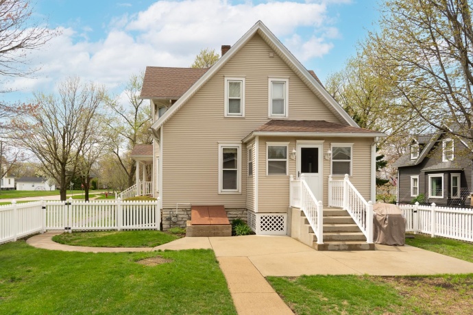 408 1st North, Wenona, Illinois 61377, 4 Bedrooms Bedrooms, ,2 BathroomsBathrooms,House,For Sale,1st North,202602094