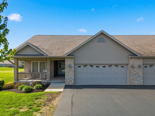 723 Yingling, DIXON, Illinois 61021, 3 Bedrooms Bedrooms, ,3 BathroomsBathrooms,House,For Sale,Yingling,202602489