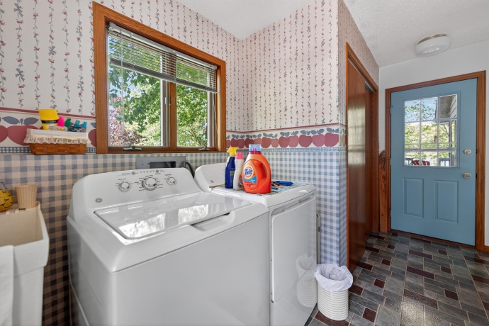 1110 White Pine, DIXON, Illinois 61021, 3 Bedrooms Bedrooms, ,2 BathroomsBathrooms,House,For Sale,White Pine,202602844