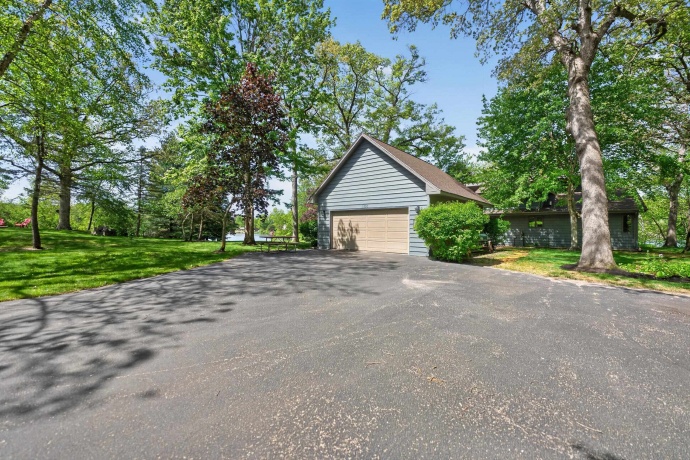 1110 White Pine, DIXON, Illinois 61021, 3 Bedrooms Bedrooms, ,2 BathroomsBathrooms,House,For Sale,White Pine,202602844