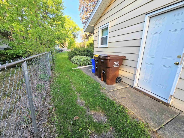 1926 Apple Tree, ROCKFORD, Illinois 61108, 2 Bedrooms Bedrooms, ,1 BathroomBathrooms,House,For Sale,Apple Tree,202602941