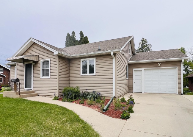 1655 Chicago, FREEPORT, Illinois 61032, 2 Bedrooms Bedrooms, ,2 BathroomsBathrooms,House,For Sale,Chicago,202602980