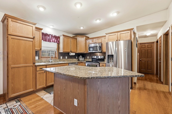 465 Peach, EAST DUBUQUE, Illinois 61025, 4 Bedrooms Bedrooms, ,3 BathroomsBathrooms,House,For Sale,Peach,202603021