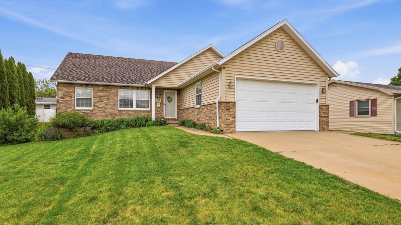 465 Peach, EAST DUBUQUE, Illinois 61025, 4 Bedrooms Bedrooms, ,3 BathroomsBathrooms,House,For Sale,Peach,202603021