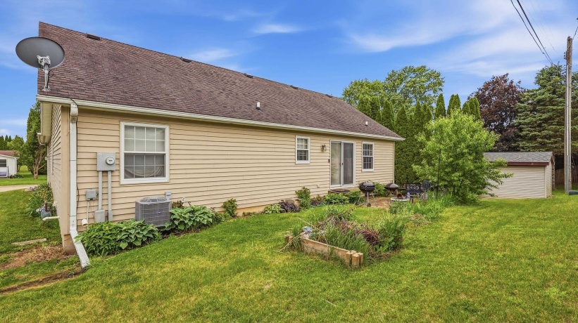 465 Peach, EAST DUBUQUE, Illinois 61025, 4 Bedrooms Bedrooms, ,3 BathroomsBathrooms,House,For Sale,Peach,202603021