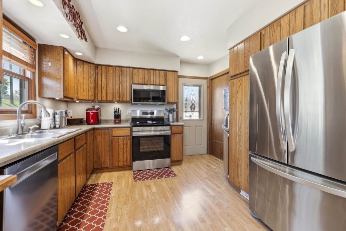 950 Hiawatha, EAST DUBUQUE, Illinois 61025, 3 Bedrooms Bedrooms, ,3 BathroomsBathrooms,House,For Sale,Hiawatha,202603022