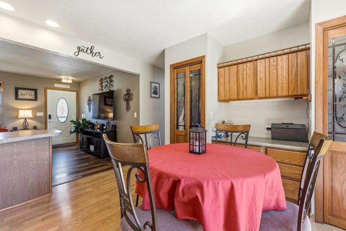 950 Hiawatha, EAST DUBUQUE, Illinois 61025, 3 Bedrooms Bedrooms, ,3 BathroomsBathrooms,House,For Sale,Hiawatha,202603022