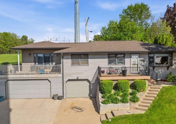 950 Hiawatha, EAST DUBUQUE, Illinois 61025, 3 Bedrooms Bedrooms, ,3 BathroomsBathrooms,House,For Sale,Hiawatha,202603022