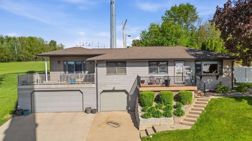 950 Hiawatha, EAST DUBUQUE, Illinois 61025, 3 Bedrooms Bedrooms, ,3 BathroomsBathrooms,House,For Sale,Hiawatha,202603022