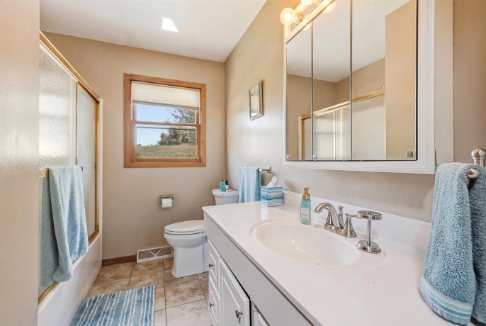 950 Hiawatha, EAST DUBUQUE, Illinois 61025, 3 Bedrooms Bedrooms, ,3 BathroomsBathrooms,House,For Sale,Hiawatha,202603022