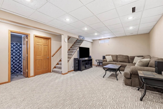 950 Hiawatha, EAST DUBUQUE, Illinois 61025, 3 Bedrooms Bedrooms, ,3 BathroomsBathrooms,House,For Sale,Hiawatha,202603022