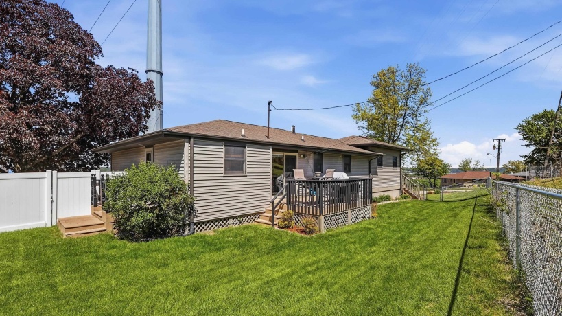 950 Hiawatha, EAST DUBUQUE, Illinois 61025, 3 Bedrooms Bedrooms, ,3 BathroomsBathrooms,House,For Sale,Hiawatha,202603022