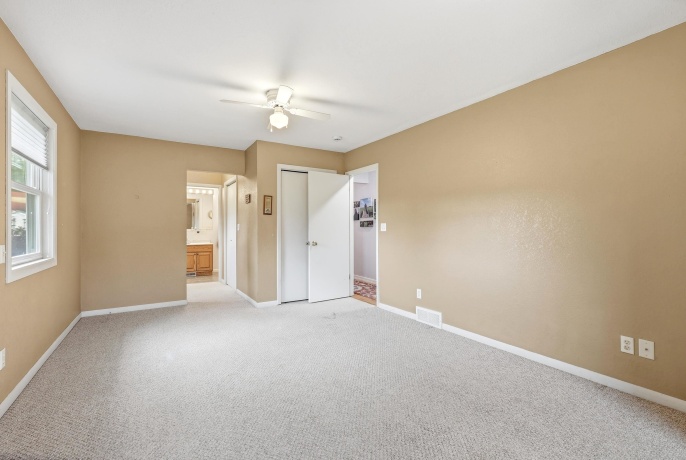 556 Peach, EAST DUBUQUE, Illinois 61025, 5 Bedrooms Bedrooms, ,2 BathroomsBathrooms,House,For Sale,Peach,202603024