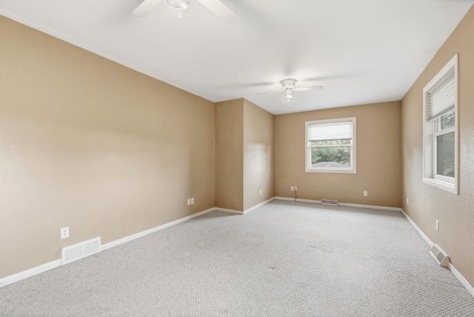 556 Peach, EAST DUBUQUE, Illinois 61025, 5 Bedrooms Bedrooms, ,2 BathroomsBathrooms,House,For Sale,Peach,202603024
