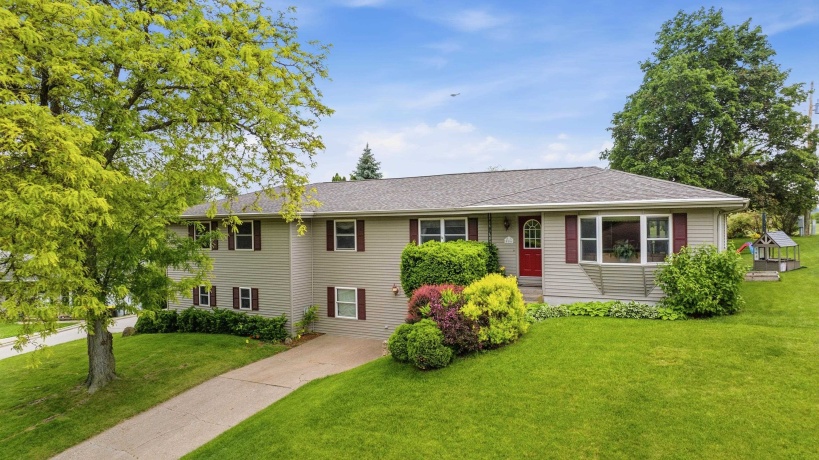 556 Peach, EAST DUBUQUE, Illinois 61025, 5 Bedrooms Bedrooms, ,2 BathroomsBathrooms,House,For Sale,Peach,202603024