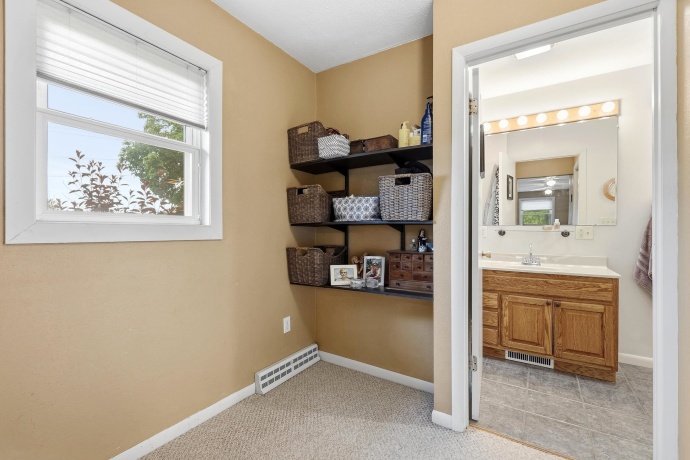 556 Peach, EAST DUBUQUE, Illinois 61025, 5 Bedrooms Bedrooms, ,2 BathroomsBathrooms,House,For Sale,Peach,202603024