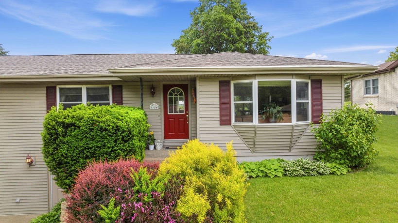 556 Peach, EAST DUBUQUE, Illinois 61025, 5 Bedrooms Bedrooms, ,2 BathroomsBathrooms,House,For Sale,Peach,202603024