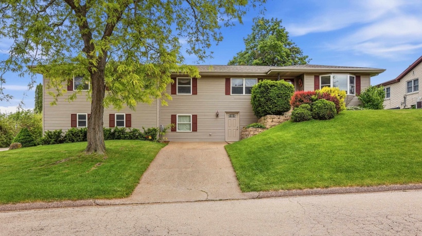 556 Peach, EAST DUBUQUE, Illinois 61025, 5 Bedrooms Bedrooms, ,2 BathroomsBathrooms,House,For Sale,Peach,202603024