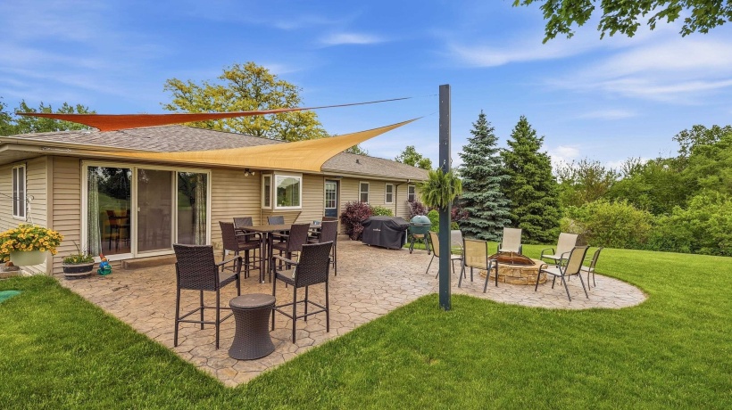 556 Peach, EAST DUBUQUE, Illinois 61025, 5 Bedrooms Bedrooms, ,2 BathroomsBathrooms,House,For Sale,Peach,202603024