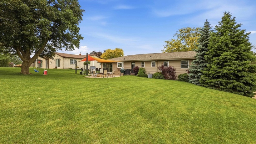 556 Peach, EAST DUBUQUE, Illinois 61025, 5 Bedrooms Bedrooms, ,2 BathroomsBathrooms,House,For Sale,Peach,202603024