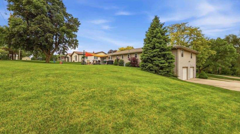 556 Peach, EAST DUBUQUE, Illinois 61025, 5 Bedrooms Bedrooms, ,2 BathroomsBathrooms,House,For Sale,Peach,202603024