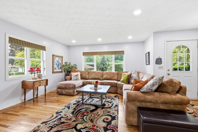 556 Peach, EAST DUBUQUE, Illinois 61025, 5 Bedrooms Bedrooms, ,2 BathroomsBathrooms,House,For Sale,Peach,202603024
