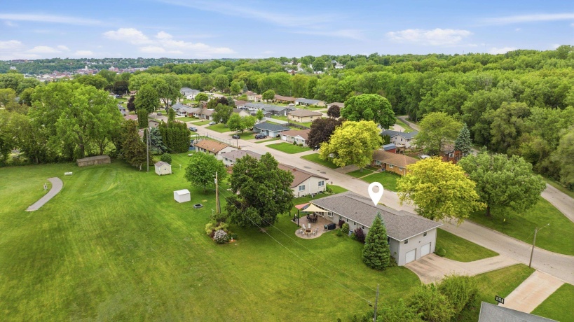 556 Peach, EAST DUBUQUE, Illinois 61025, 5 Bedrooms Bedrooms, ,2 BathroomsBathrooms,House,For Sale,Peach,202603024