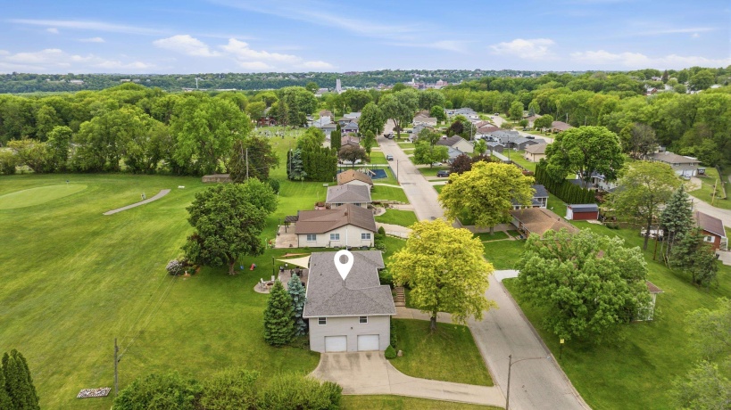 556 Peach, EAST DUBUQUE, Illinois 61025, 5 Bedrooms Bedrooms, ,2 BathroomsBathrooms,House,For Sale,Peach,202603024