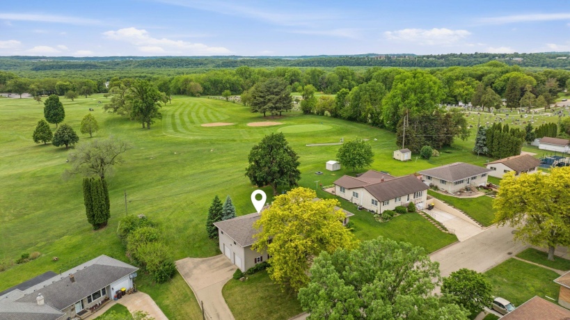 556 Peach, EAST DUBUQUE, Illinois 61025, 5 Bedrooms Bedrooms, ,2 BathroomsBathrooms,House,For Sale,Peach,202603024