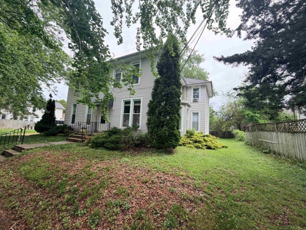 211 Grove, FREEPORT, Illinois 61032, ,3 - 4 Units,For Sale,Grove,202603073