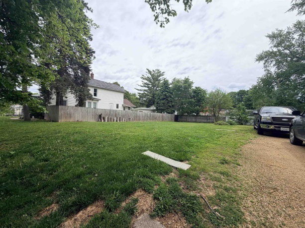 211 Grove, FREEPORT, Illinois 61032, ,3 - 4 Units,For Sale,Grove,202603073