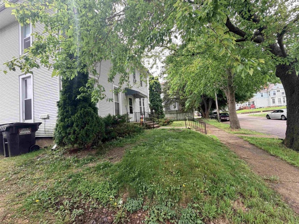 211 Grove, FREEPORT, Illinois 61032, ,3 - 4 Units,For Sale,Grove,202603073