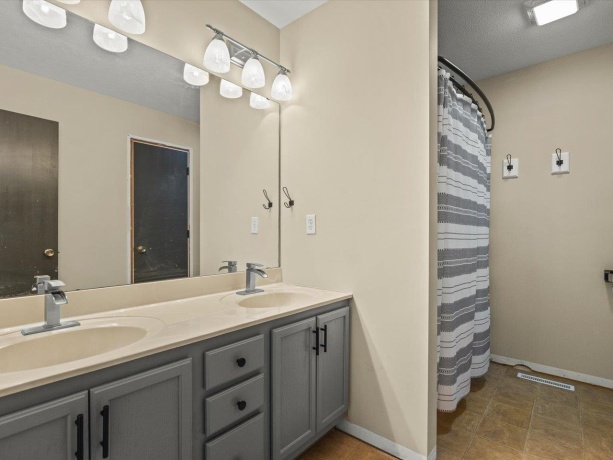 428 lockwood, DAVIS, Illinois 61019, 5 Bedrooms Bedrooms, ,3 BathroomsBathrooms,House,For Sale,lockwood,202603110