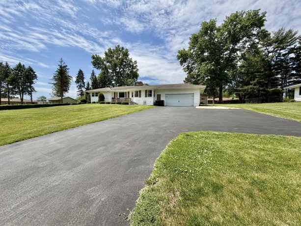 1135 Oakhill, FREEPORT, Illinois 61032, 3 Bedrooms Bedrooms, ,1 BathroomBathrooms,House,For Sale,Oakhill,202603146